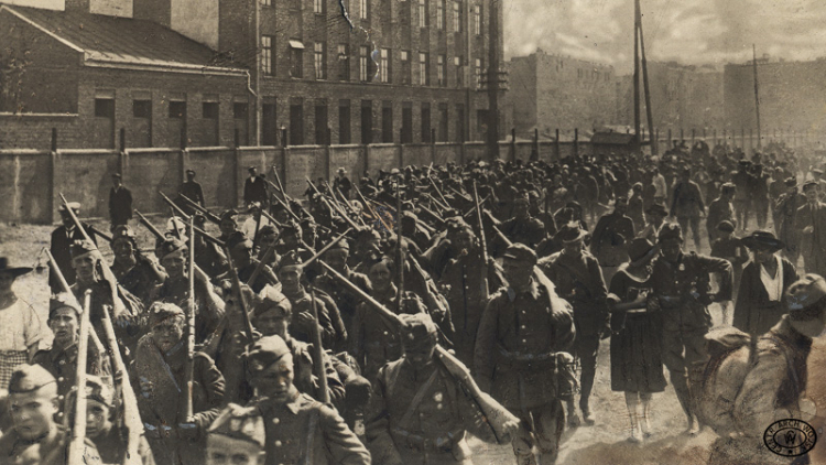 Wymarsz warszawskiej młodzieży gimnazjalnej na front. Warszawa – Praga, 1920. Źródło: CAW