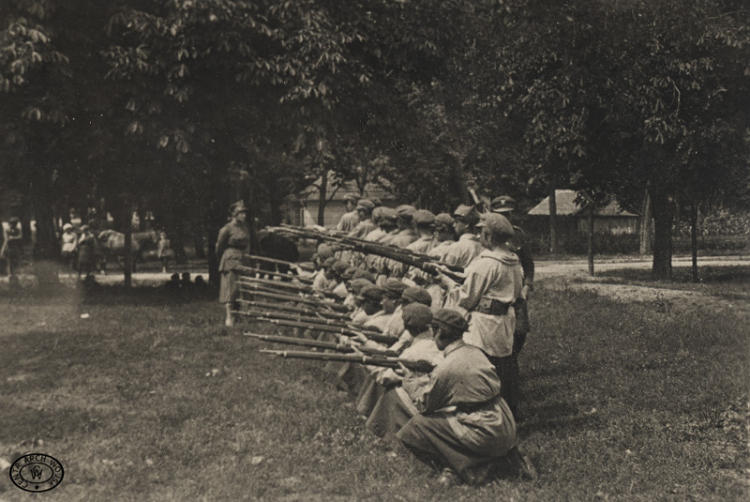 Ćwiczenia oddziału Ochotniczej Legii Kobiet. Warszawa, 1920. Źródło: CAW