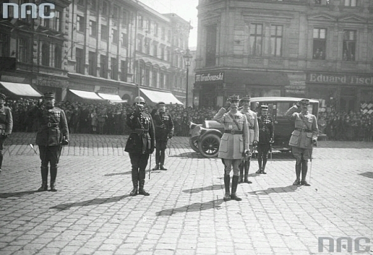 Uroczystość pożegnania wojsk francuskich stacjonujących w Katowicach. Oddziały wojskowe na Rynku. Widoczny generał Henri Le Rond. Data wydarzenia: 1922-06-19. Fot. NAC