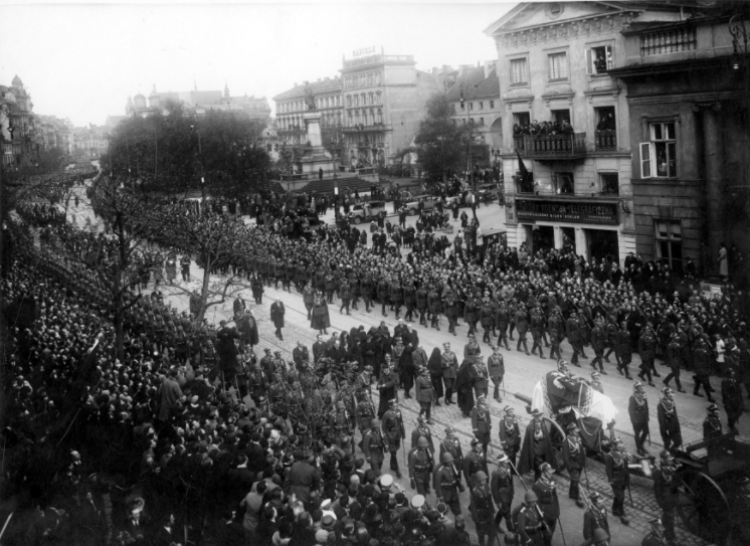 Uroczystości pogrzebowe marszałka Polski Józefa Piłsudskiego w Warszawie. Kondukt pogrzebowy na Krakowskim Przedmieściu. 13-15.05.1935. Źródło: NAC