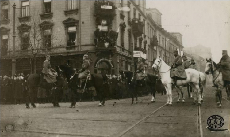 Płk. Stanisław Szeptycki podczas składania meldunku niemieckiemu gen. Ulrichowi von Etzdorf. Źródło na rohu Al. Jerozolimskich i Nowego Światu: CAW