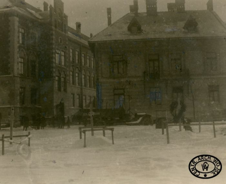 Mogiły poległych obrońców Lwowa na dziedzińcu szkoły im. Henryka Sienkiewicza. Listopad 1918 r. Fot. CAW