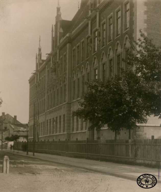 Budynek szkoły im. Henryka Sienkiewicza, miejsce organizacji i postoju V odcinka obrony Lwowa. Listopad 1918 r. Fot. CAW