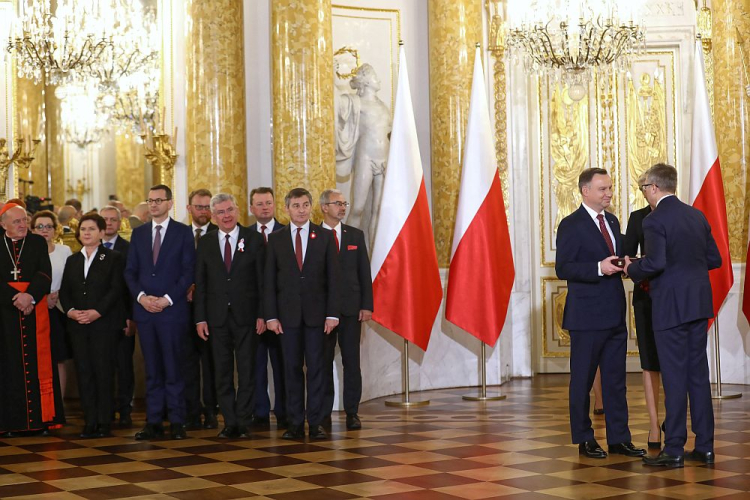 Dyrektor Muzeum Historii Polski Robert Kostro odebrał Ordery Orła Białego przyznane Romanowi Dmowskiemu i Ignacemu Daszyńskiemu. Uroczystość wręczenia Orderów Orła Białego, nadanych pośmiertnie ponad 20 wybitnym Polakom zasłużonym dla chwały, dobra i pożytku Rzeczypospolitej Polskiej, z okazji Narodowych Obchodów Setnej Rocznicy Odzyskania Niepodległości Rzeczypospolitej Polskiej na Zamku Królewskim w Warszawie. Fot. PAP/R. Guz