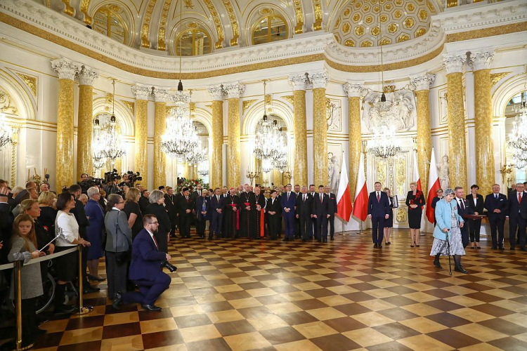 Uroczystość wręczenia najwyższych polskich odznaczeń - Orderów Orła Białego, nadanych pośmiertnie ponad 20 wybitnym Polakom zasłużonym dla chwały, dobra i pożytku Rzeczypospolitej Polskiej, z okazji Narodowych Obchodów Setnej Rocznicy Odzyskania Niepodległości Rzeczypospolitej Polskiej na Zamku Królewskim w Warszawie. Fot. PAP/R. Guz