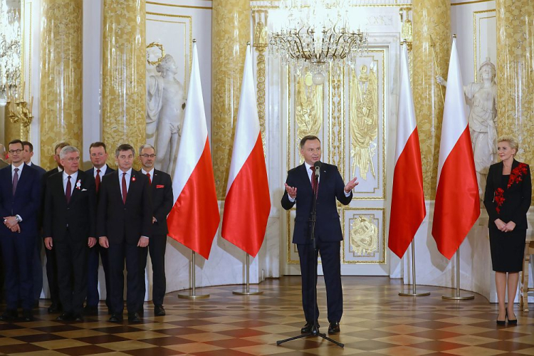 Prezydent RP Andrzej Duda przemawia podczas uroczystości wręczenia najwyższych polskich odznaczeń - Orderów Orła Białego, nadanych pośmiertnie ponad 20 wybitnym Polakom zasłużonym dla chwały, dobra i pożytku Rzeczypospolitej Polskiej, z okazji Narodowych Obchodów Setnej Rocznicy Odzyskania Niepodległości Rzeczypospolitej Polskiej na Zamku Królewskim w Warszawie. Fot. PAP/R. Guz