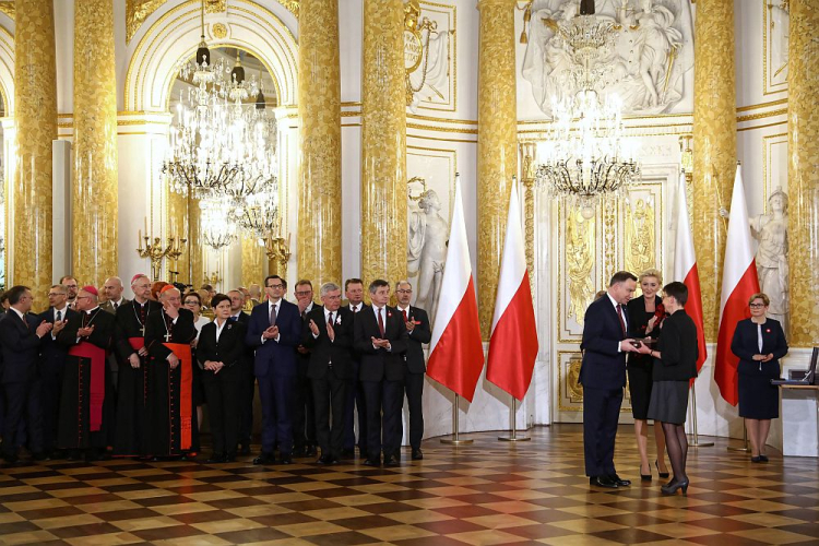 Uroczystość wręczenia najwyższych polskich odznaczeń - Orderów Orła Białego, nadanych pośmiertnie ponad 20 wybitnym Polakom zasłużonym dla chwały, dobra i pożytku Rzeczypospolitej Polskiej, z okazji Narodowych Obchodów Setnej Rocznicy Odzyskania Niepodległości Rzeczypospolitej Polskiej na Zamku Królewskim w Warszawie. Fot. PAP/R. Guz