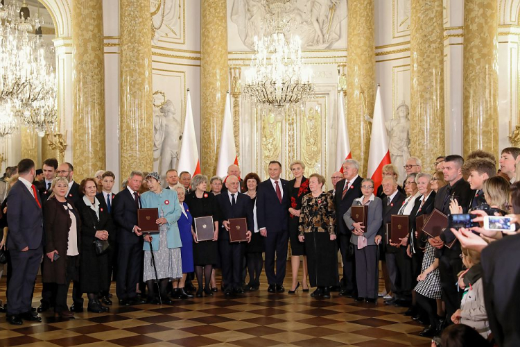 Prezydent RP Andrzej Duda (C-L) z małżonką Agatą Kornhauser-Dudą (C-P) podczas uroczystości wręczenia najwyższych polskich odznaczeń - Orderów Orła Białego, nadanych pośmiertnie ponad 20 wybitnym Polakom zasłużonym dla chwały, dobra i pożytku Rzeczypospolitej Polskiej, z okazji Narodowych Obchodów Setnej Rocznicy Odzyskania Niepodległości Rzeczypospolitej Polskiej na Zamku Królewskim w Warszawie. Fot. PAP/R. Guz