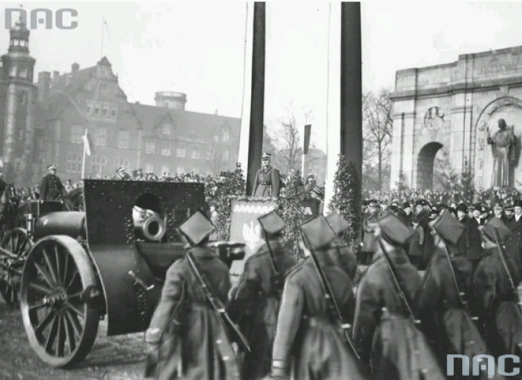 Obchody rocznicy powstania wielkopolskiego w Poznaniu. Na trubunie widoczny generał Edward Rydz-Śmigły. Data wydarzenia: 1935-12-27. Miejsce: Poznań. Fot. NAC