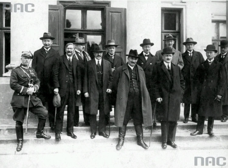 Gabinet Wincentego Witosa. Premier (na najniższym stopniu, 2P), obok min. skarbu J. Zdziechowski(z laską). Wyżej od L stoją: min. spraw wojskowych J. Malczewski, min. komunikacji A. Chądzyński, min. wyznań religijnych S. Grabski, min. sprawiedliwości S. Piechocki, min. SW S. Smólski, min. przemysłu S. Osiecki, min. rolnictwa W. Kiernik, kierownik MSZ K. Dzierżykraj-Morawski, min. reform rolnych J. Radwan, min. pracy i J. Jankowski, kierownik Ministerstwa Robót Publ. M. Rybczyński. Warszawa 05.1926. Fot. NAC