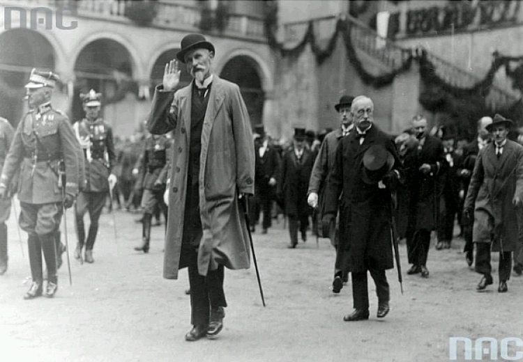 Prezydent RP Stanisław Wojciechowski na Wawelu . Widoczny m.in. wojewoda krakowski Władysław Kowalikowski . Data wydarzenia: 1925-05-08. Fot. NAC