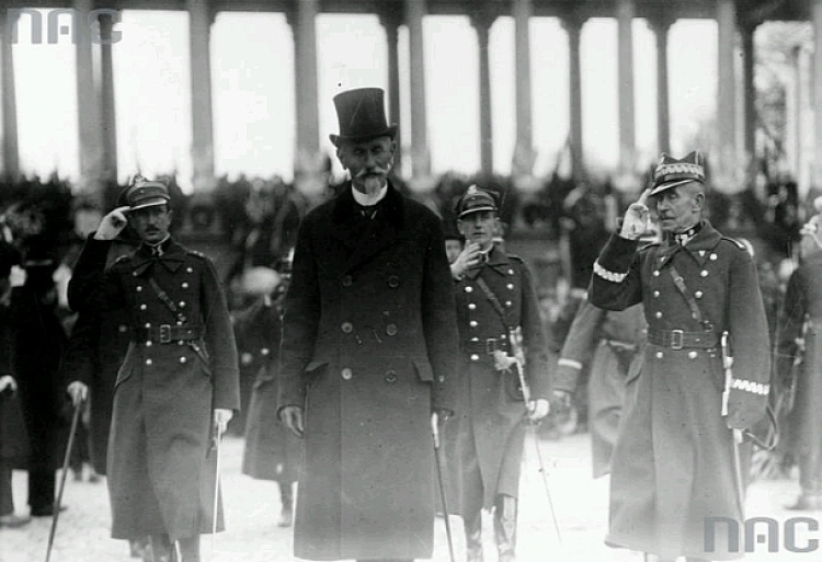 Prezydent RP Stanisław Wojciechowski w towarzystwie adiutanta, generała Mariusza Zaruskiego przed Grobem Nieznanego Żołnierza w Warszawie. Fot. NAC