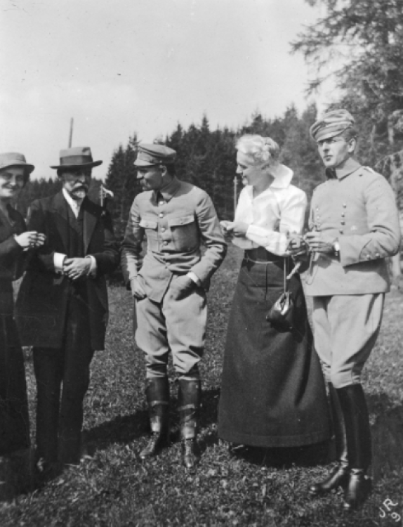 Fotografia grupowa. Stoją od lewej: Aleksandra Szczerbińska, doktor Kazimierz Dłuski, brygadier Józef Piłsudski, Maria Michalewska oraz jej brat porucznik Bolesław Wieniawa-Długoszowski, wrzesień 1916. Źródło: NAC