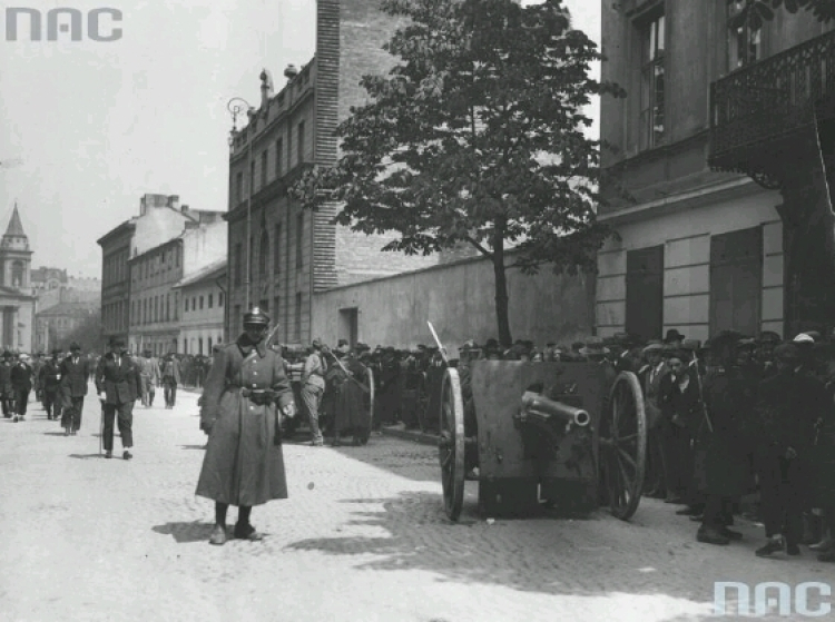 Zamach majowy. Stanowisko artylerii na ulicy Mokotowskiej. Widoczna armata polowa 75 mm wz. 1897 Schneider oraz przyglądający się stanowisku tłumy ludzi. Fot. NAC