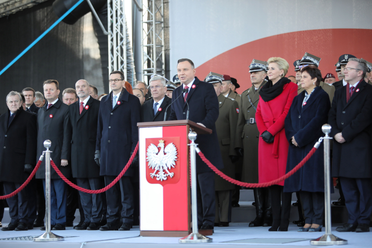 Warszawa, 11.11.2019. Prezydent Rzeczypospolitej Polskiej Andrzej Duda (5P) wraz z Małżonką Agatą Kornhauser-Dudą (3P). Fot. PAP/L. Szymański