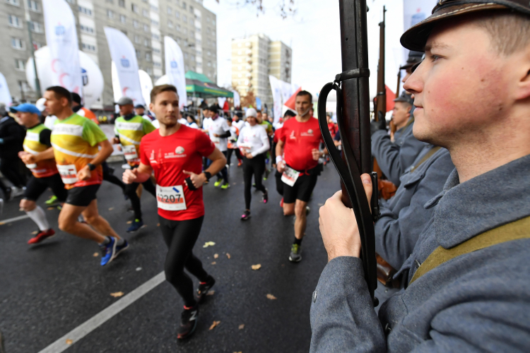 Warszawa, 11.11.2019. Uczestnicy na trasie 31. Biegu Niepodległości w stolicy, 11 bm. Bieg Niepodległości to jeden z największych biegów ulicznych w Warszawie, liczy w tym roku 22 tysięcy uczestników. Zawodnicy ustawiają się na starcie w dwóch kolumnach – koszulce białej i czerwonej tworząc najdłuższa flagę Polski. Fot. PAP/P. Nowak