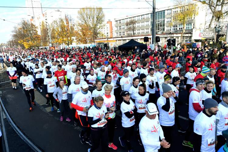 Warszawa, 11.11.2019. Uczestnicy na trasie 31. Biegu Niepodległości w stolicy, 11 bm. Bieg Niepodległości to jeden z największych biegów ulicznych w Warszawie, liczy w tym roku 22 tysięcy uczestników. Zawodnicy ustawiają się na starcie w dwóch kolumnach – koszulce białej i czerwonej tworząc najdłuższa flagę Polski. Fot. PAP/P. Nowak