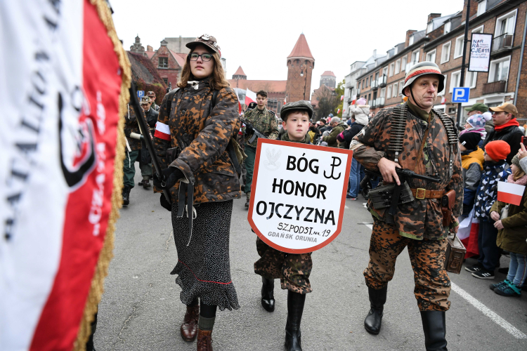 Gdańsk, 11.11.2019. Uczestnicy Parady Niepodległości z okazji obchodów Święta Niepodległości, która przeszła ulicami Gdańska. Fot. PAP/A. Warżawa