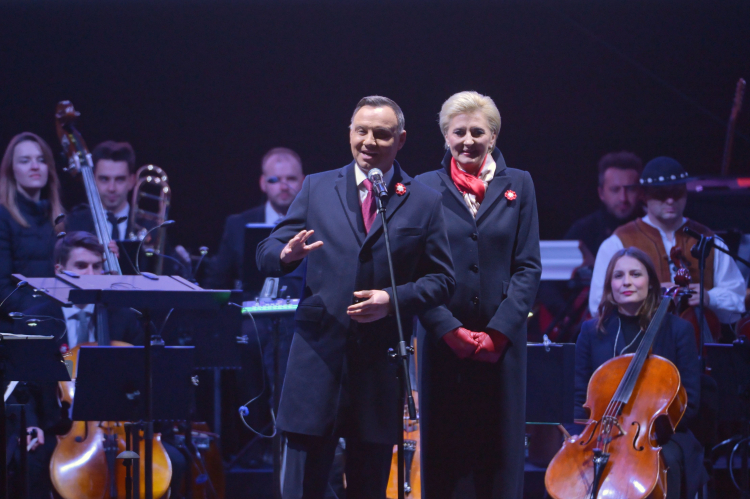 Warszawa, 11.11.2019. Prezydent Rzeczypospolitej Polskiej Andrzej Duda (C-L) wraz z Małżonką Agatą Kornhauser-Dudą (C-P) podczas koncertu Gramy dla Niepodległej z okazji obchodów Narodowego Święta Niepodległości w Warszawie. Fot. PAP/M. Obara