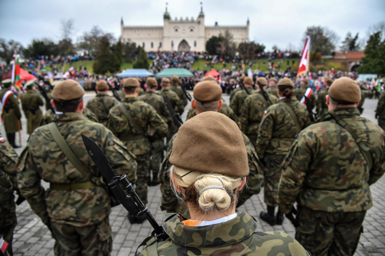 Lublin, 11.11.2019. Uczestnicy obchodów odzyskania przez Polskę niepodległości na Placu Zamkowym w Lublinie. Fot. PAP/W. Jargiło