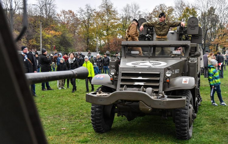 Lublin, 11.11.2019. Pokaz historycznych pojazdów wojskowych przygotowany przez Grupę Edukacji Historycznych Fundacji Niepodległości podczas obchodów odzyskania przez Polskę Niepodległości na Placu Zamkowym w Lublinie. Fot. PAP/W. Jargiło