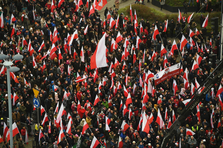 Warszawa, 11.11.2019. Uczestnicy Marszu Niepodległości zbierają się na rondzie Dmowskiego w Warszawie, 11 bm. Marsz po raz 10. przejdzie ulicami stolicy w kierunku Stadionu Narodowego. Zdjęcie wykonane z hotelu Novotel Centrum. Fot. PAP/R. Pietruszka