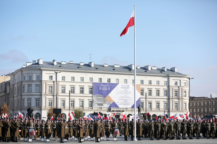 Warszawa, 11.11.2019. Uroczysta odprawa wart przed Grobem Nieznanego Żołnierza w Warszawie z okazji obchodów Narodowego Święta Niepodległości. Fot. PAP/L. Szymański