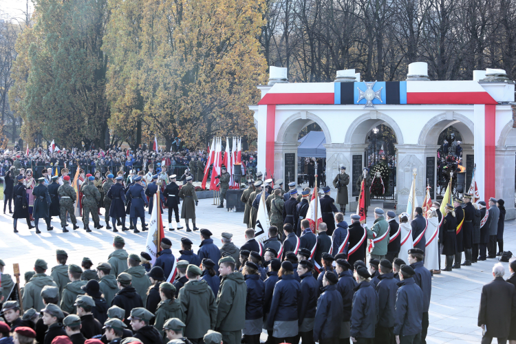 Warszawa, 11.11.2019. Uroczysta odprawa wart przed Grobem Nieznanego Żołnierza w Warszawie z okazji obchodów Narodowego Święta Niepodległości. Fot. PAP/L. Szymański