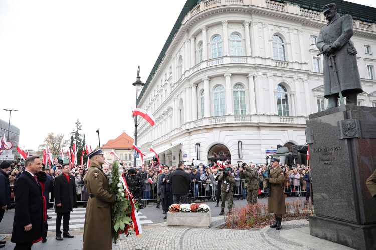 Warszawa, 11.11.2019. Prezydent Rzeczypospolitej Polskiej Andrzej Duda (L) składają kwiaty przed pomnikiem Marszałka Józefa Piłsudskiego z okazji obchodów Narodowego Święta Niepodległości. Fot. PAP/L. Szymański