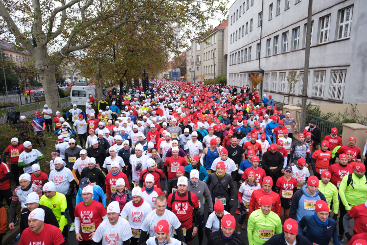 Poznań, 11.11.2019. Uczestnicy na starcie biegu RunPoland w Poznaniu będącego jednocześnie mistrzostwami Polski kobiet na 10 km., 11 bm. Bieg upamiętnia odzyskanie przez Polskę niepodległości w 1918 roku. Fot. PAP/J. Kaczmarczyk