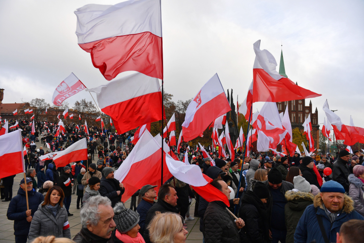 Szczecin, 11.11.2019. Ulicami miasta przeszedł IX Szczeciński Marsz Niepodległości, 11 bm. zorganizowany przez Porozumienie Środowisk Patriotycznych. Fot. PAP/M. Bielecki