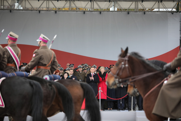 Warszawa, 11.11.2019. Prezydent Rzeczypospolitej Polskiej Andrzej Duda (C-L) wraz z Małżonką Agatą Kornhauser-Dudą (C-P) podczas obchodów Narodowego Święta Niepodległości na Placu Piłsudskiego w Warszawie. Fot. PAP/L. Szymański