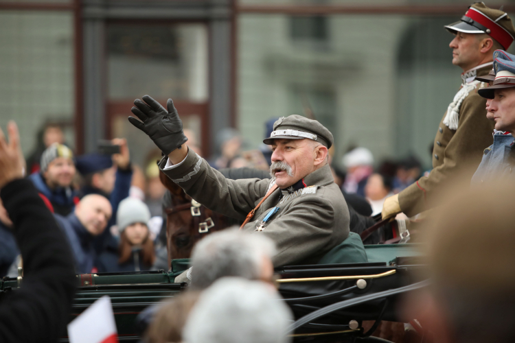 Warszawa, 11.11.2019. Uczestnicy obchodów Narodowego Święta Niepodległości w Warszawie. Fot. PAP/L. Szymański