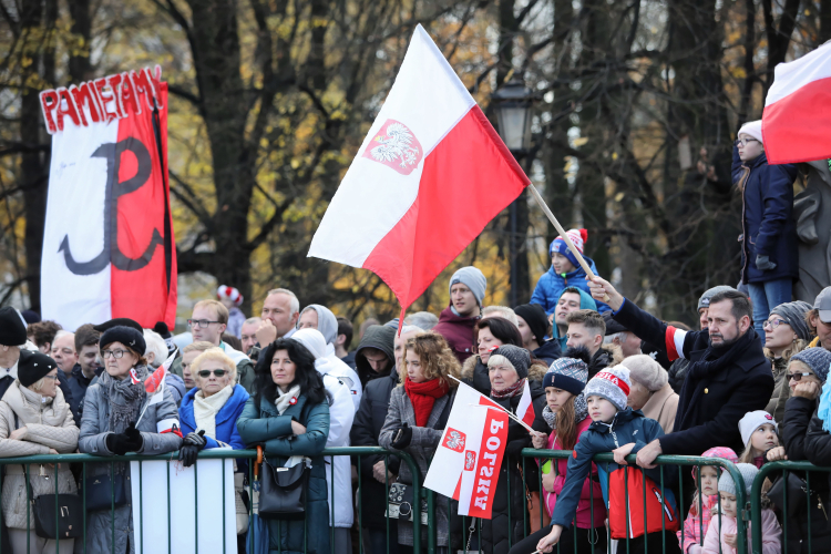 Warszawa, 11.11.2019. Uczestnicy obchodów Narodowego Święta Niepodległości w Warszawie. Fot. PAP/L. Szymański