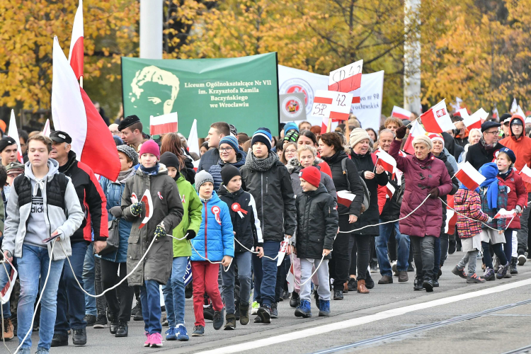 Wrocław, 11.11.2019. Uczestnicy obchodów odzyskania przez Polskę niepodległości we Wrocławiu. Fot. PAP/M. Kulczyński