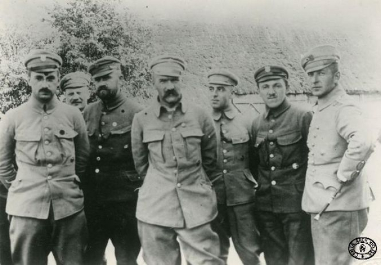 Sztab I Brygady Legionów Polskich w Karasinie. Stoją od lewej: Kazimierz Sosnkowski, Kazimierz Świtalski, Stanisław Rouppert, Józef Piłsudski, Zygmunt Sulistrowski, Tadeusz Piskor, Bolesław Wieniawa-Długoszowski. Maj 1916 r. Źródło: CAW