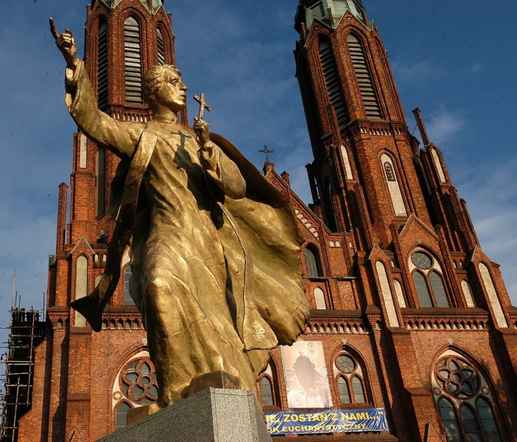 Pomnik księdza Ignacego Jana Skorupki na placu przed Katedrą św. Michała Archanioła i Świętego Floriana w Warszawie. Fot. PAP/A. Rybczyński 