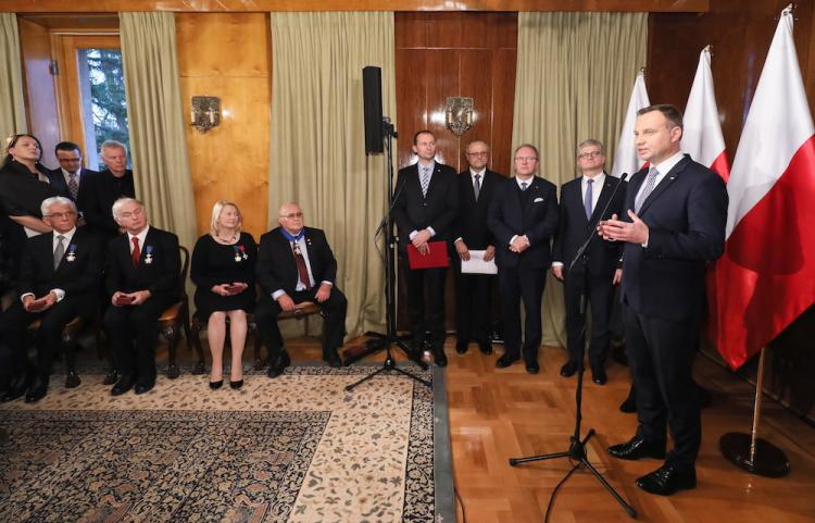 Prezydent Andrzej Duda podczas spotkania z przedstawicielami Polonii mieszkającymi w Finlandii w rezydencji ambasadora RP w Helsinkach. Fot. PAP/P. Supernak