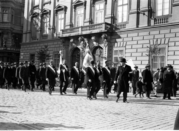 Obchody rocznicy wyzwolenia Krakowa spod władzy zaborczej. 10.1934. Fot. NAC