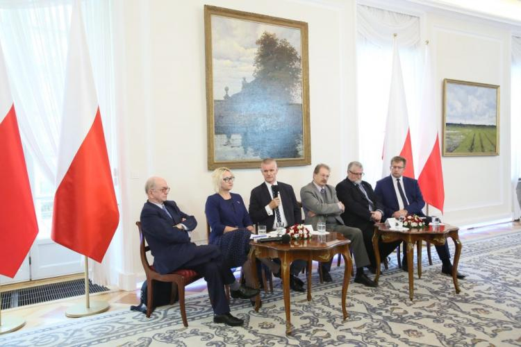 Prof. Włodzimierz Suleja (L), dr hab. Urszula Oettingen (2L), prof. Janusz Cisek (3L), prof. Grzegorz Nowik (3P), prof. Michał Klimecki (2P) oraz prof. Mariusz Wołos (P) podczas debaty historyków ,,Przede wszystkim legiony... Czyn zbrojny 1914-1918” w Belwederze. Fot. PAP/L. Szymański 