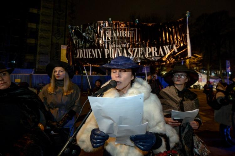 Happening przed Sejmem związany z 99. rocznicą uzyskania przez Polki praw wyborczych. Fot. PAP/M. Obara