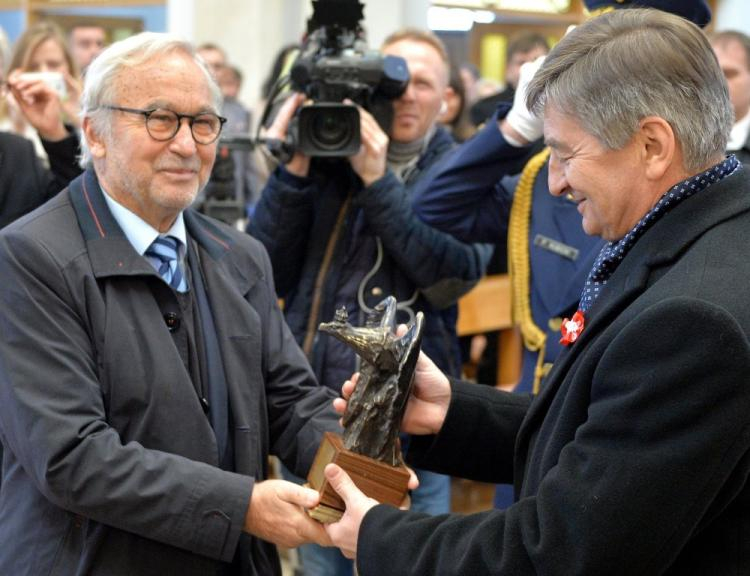 Marszałek Sejmu Marek Kuchciński (P) wręcza fotografowi Adamowi Bujakowi statuetkę „Bogu i Ojczyźnie” podczas mszy świętej w konkatedrze w Lubaczowie. Fot. PAP/D. Delmanowicz