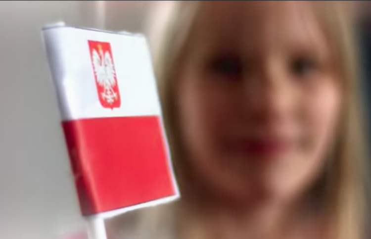 Spot telewizyjny, jak czcić barwy narodowe. Źródło: YouTube