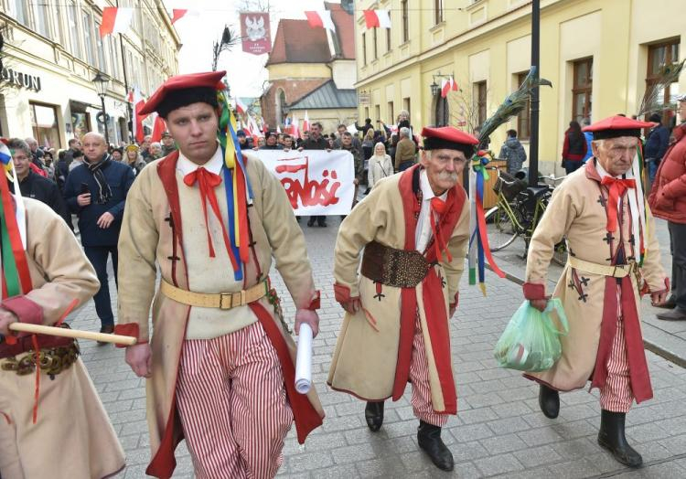 Patriotyczny Pochód przeszedł z Wawelu na Rynek Główny w Krakowie. 11.11.2017. Fot. PAP/J. Bednarczyk