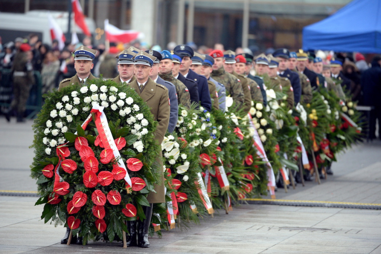 Uroczysta odprawa wart i składanie wieńców przed Grobem Nieznanego Żołnierza na pl. Piłsudskiego w Warszawie. Fot. PAP/J. Turczyk