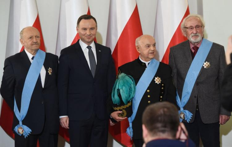 Prezydent Andrzej Duda i odznaczeni Orderem Orła Białego: ks. Bernard Czernecki (2P), aktor Franciszek Pieczka i rzeźbiarz Andrzej Pityński (L). Warszawa, 11.11.2017. Fot. PAP/R. Pietruszka