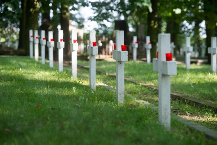 Cmentarzu Garnizonowym w Płocku przy ul. Norbertańskiej. Fot. PAP/ G. Michałowski