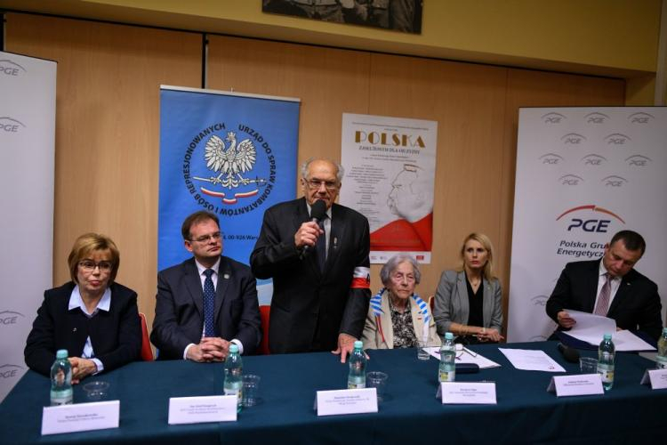 Szef Urzędu do Spraw Kombatantów i Osób Represjonowanych Jan Józef Kasprzyk (2L), prezes Fundacji Cultura Memoriae Hanna Nowakowska (L), kierownik Działu Promocji Filharmonii Narodowej w Warszawie Grażyna Paszkowska (2P), prezes PGE - Polska Grupa Energetyczna Henryk Baranowski (P), prezes Światowego Związku Żołnierzy AK Okręg Warszawa Stanisław Krakowski (3L) i była więźniarka obozu koncentracyjnego Ravensbrueck Krystyna Zając (3P). Fot. PAP/M. Obara