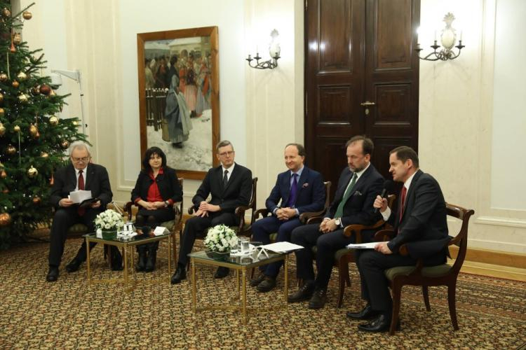 Prof. Włodzimierz Bolecki z IBL PAN (L), historyk literatury prof. Marzena Woźniak-Łabieniec (2L), poeta i historyk literatury Wojciech Kudyba (3L), wicedyrektor Muzeum Narodowego w Krakowie Andrzej Szczerski (3P), prof. Maciej Urbanowski z Wydziału Polonistyki UJ (2P) i dyrektor TVP Historia Piotr Legutko (P) podczas debaty "1918-2018: literatura-sztuka-inspiracje" w Pałacu Prezydenckim. Fot. PAP/R. Guz