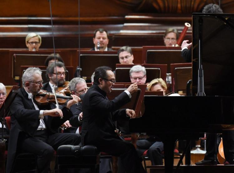 Pianista Dang Thai Son podczas koncertu w warszawskiej Filharmonii Narodowej. 2015 r. Fot. PAP/R. Pietruszka